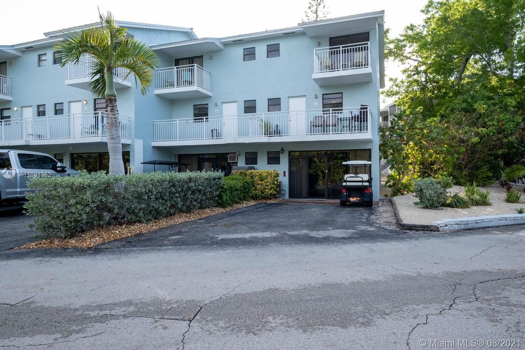 Recently Sold: $570,000 (2 beds, 2 baths, 925 Square Feet)