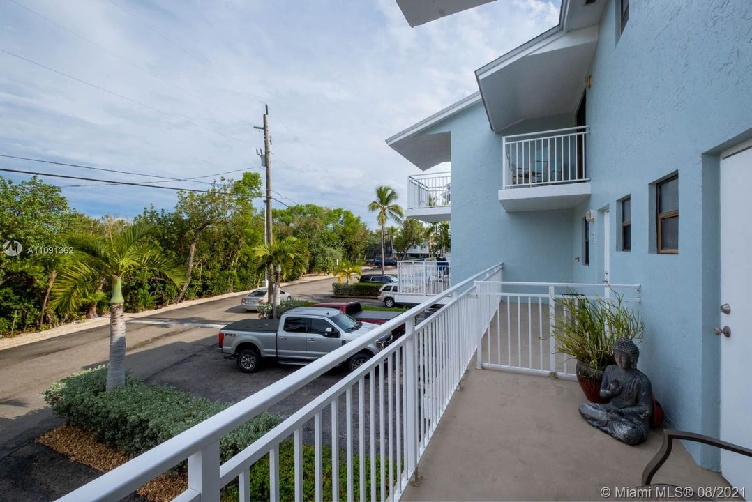Recently Sold: $570,000 (2 beds, 2 baths, 925 Square Feet)