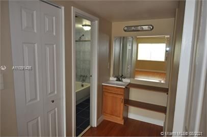 Recently Sold: $120,000 (1 beds, 1 baths, 695 Square Feet)