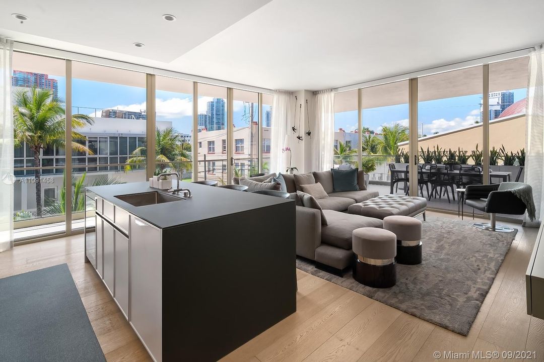 Recently Sold: $1,895,000 (2 beds, 2 baths, 1329 Square Feet)