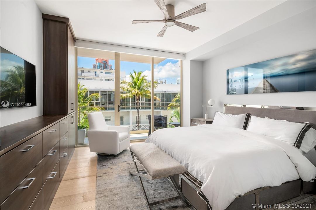 Recently Sold: $1,895,000 (2 beds, 2 baths, 1329 Square Feet)