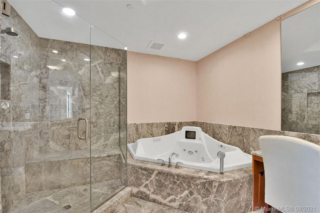 最近售出: $3,500,000 (4 贝兹, 6 浴室, 3735 平方英尺)