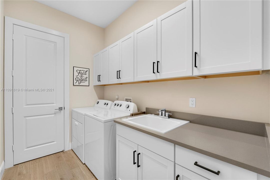 最近售出: $985,000 (4 贝兹, 4 浴室, 3249 平方英尺)