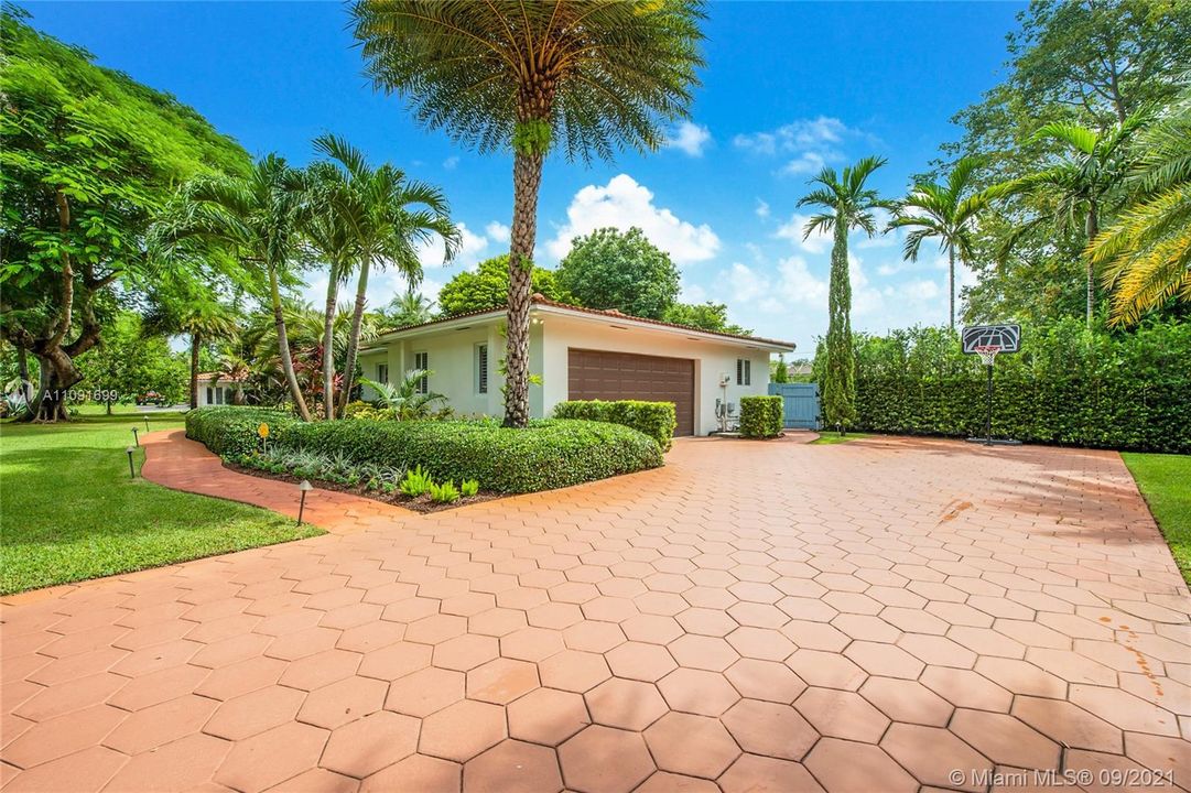 Recently Sold: $1,400,000 (4 beds, 3 baths, 2303 Square Feet)