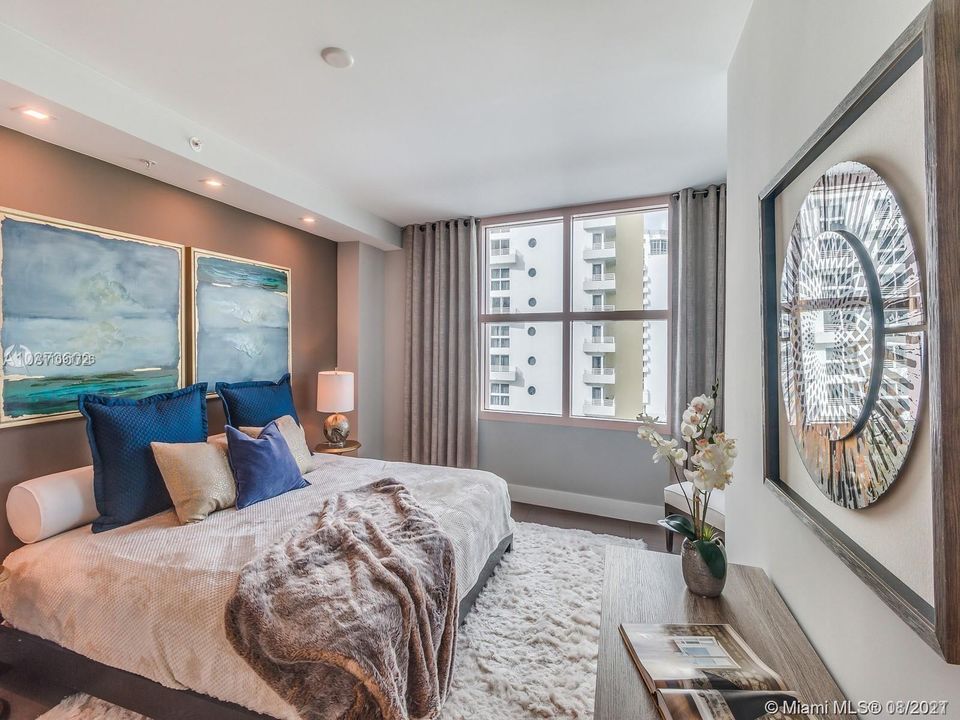 Recently Sold: $4,000,000 (3 beds, 3 baths, 2320 Square Feet)