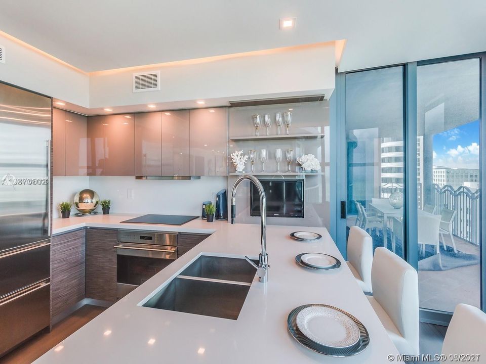 Recently Sold: $4,000,000 (3 beds, 3 baths, 2320 Square Feet)