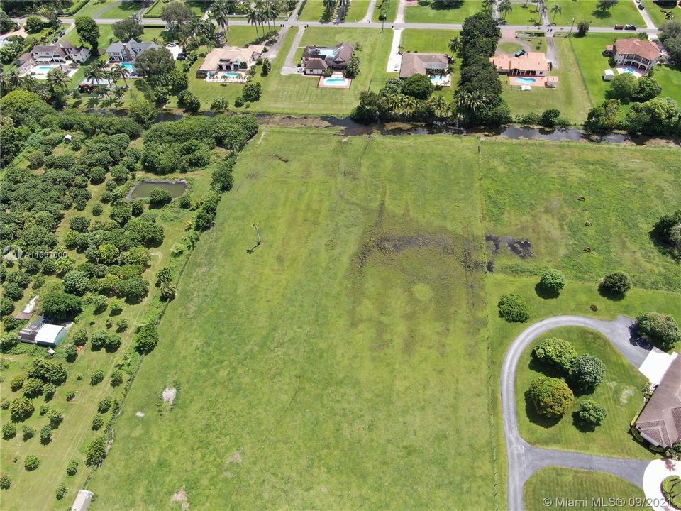 Vendido Recientemente: $1,350,000 (4.62 acres)