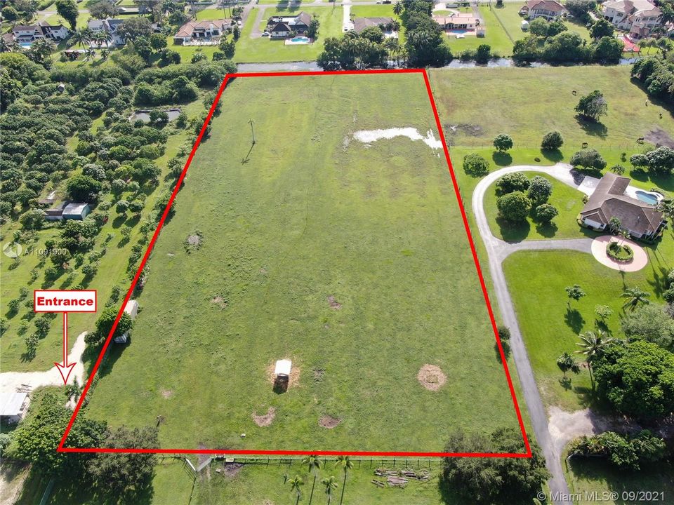 Vendido Recientemente: $1,350,000 (4.62 acres)