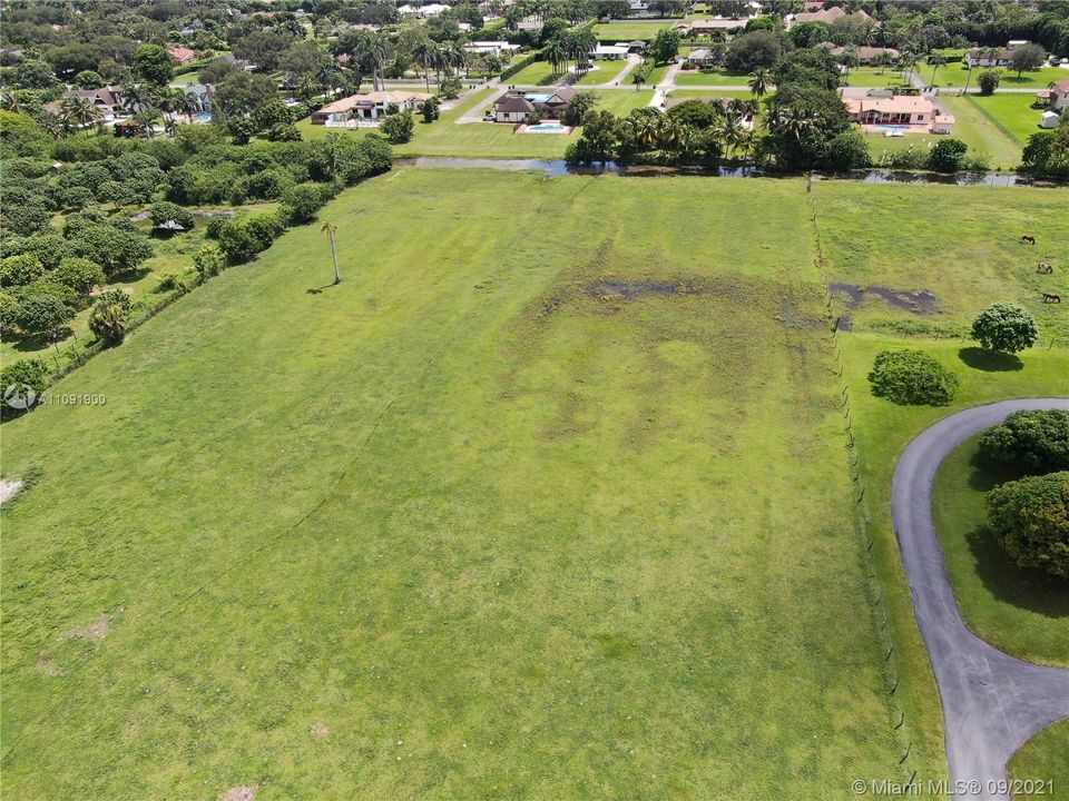 Vendido Recientemente: $1,350,000 (4.62 acres)