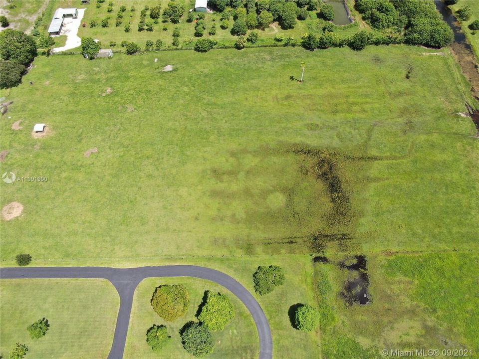 Vendido Recientemente: $1,350,000 (4.62 acres)