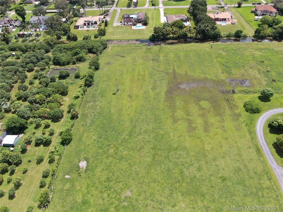Vendido Recientemente: $1,350,000 (4.62 acres)