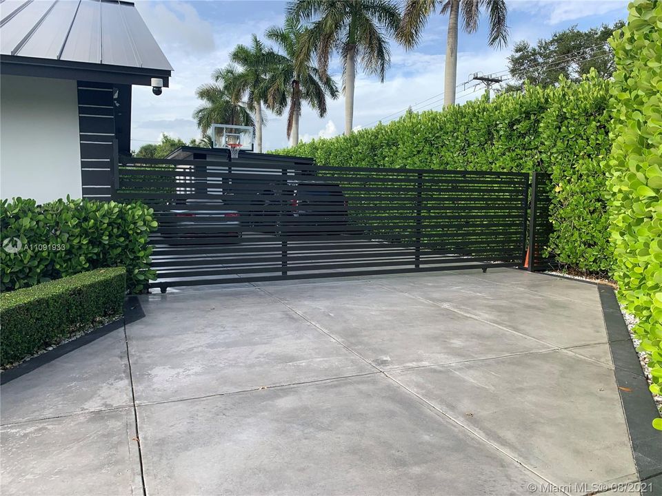 Driveway with Gate on the side