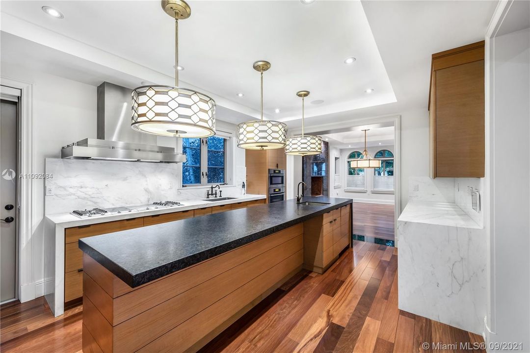 Recently Sold: $3,250,000 (4 beds, 4 baths, 4111 Square Feet)