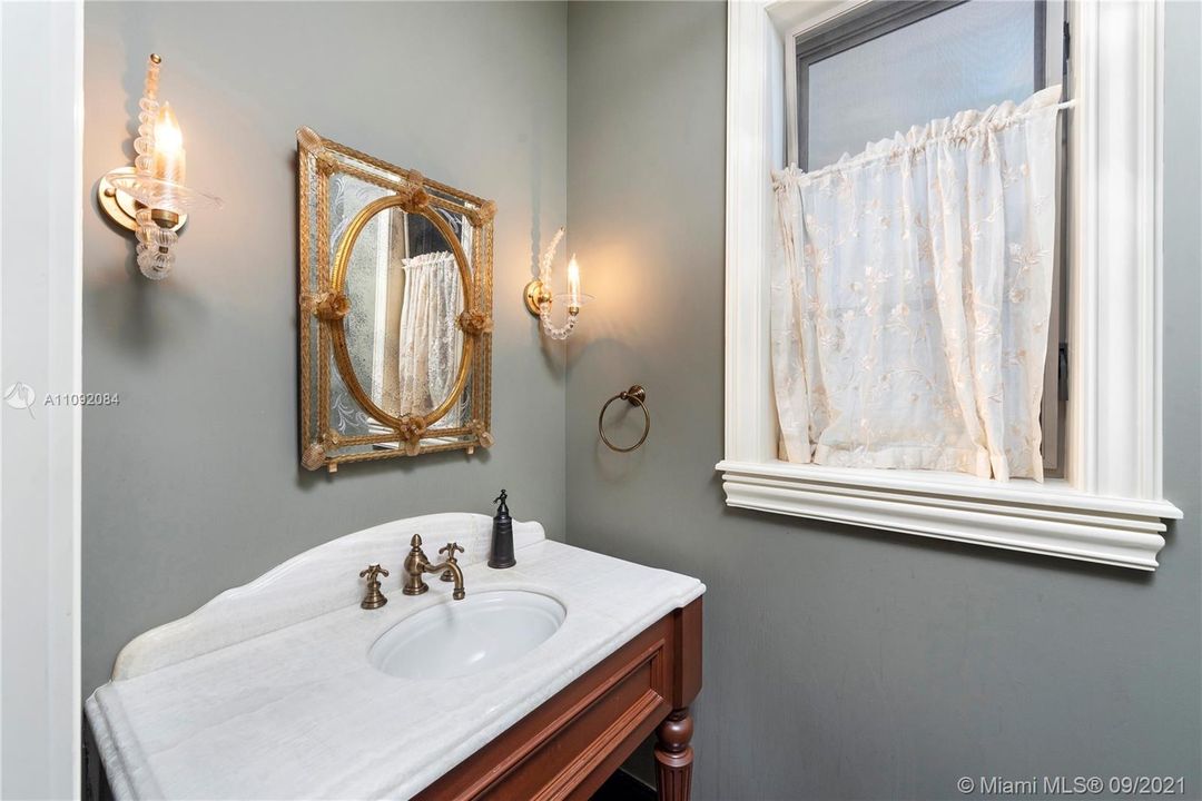Недавно продано: $3,250,000 (4 спален, 4 ванн, 4111 Квадратных фут)