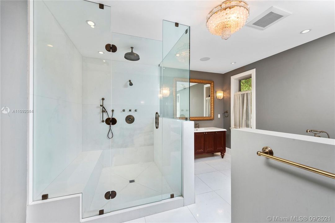 最近售出: $3,250,000 (4 贝兹, 4 浴室, 4111 平方英尺)
