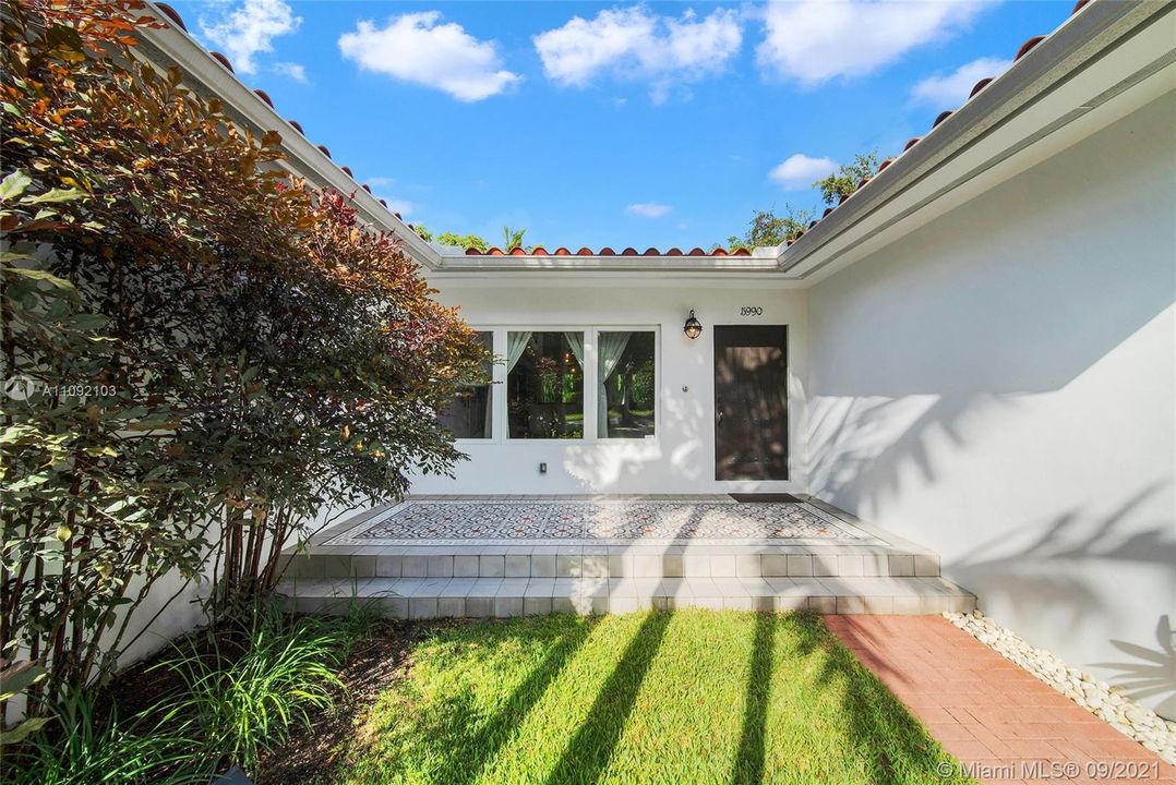 Recently Sold: $2,350,000 (4 beds, 3 baths, 2716 Square Feet)
