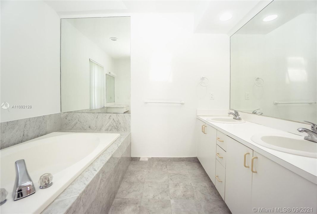 最近售出: $999,000 (4 贝兹, 3 浴室, 2539 平方英尺)