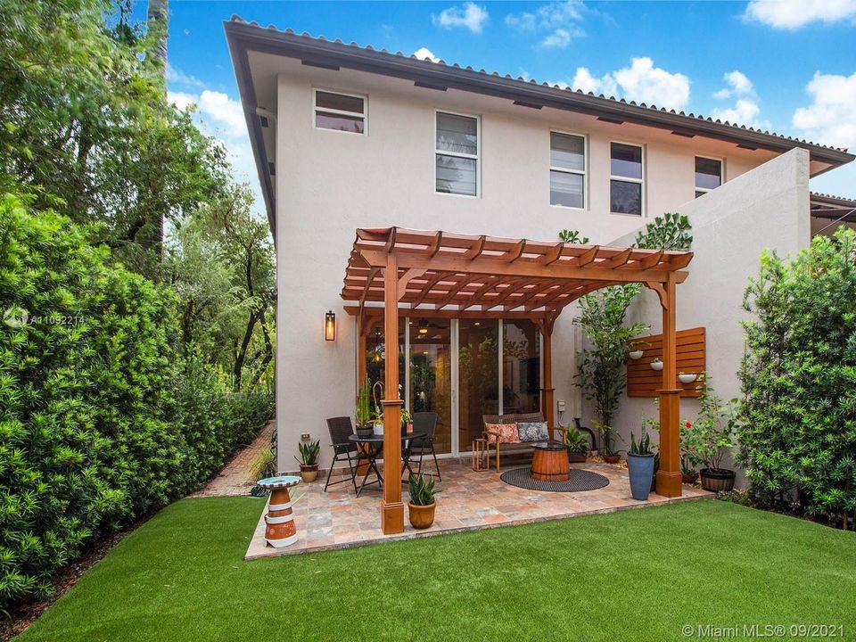 Recently Sold: $1,100,000 (3 beds, 2 baths, 2360 Square Feet)