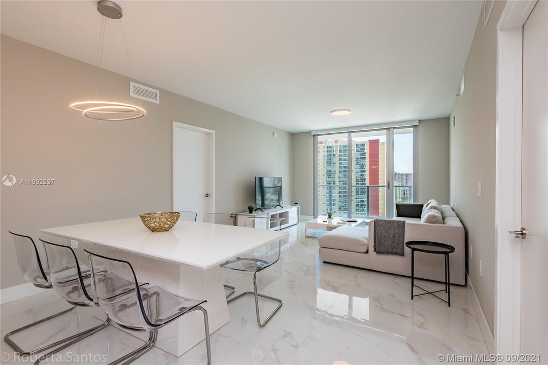 Recently Sold: $1,100,000 (3 beds, 3 baths, 1524 Square Feet)