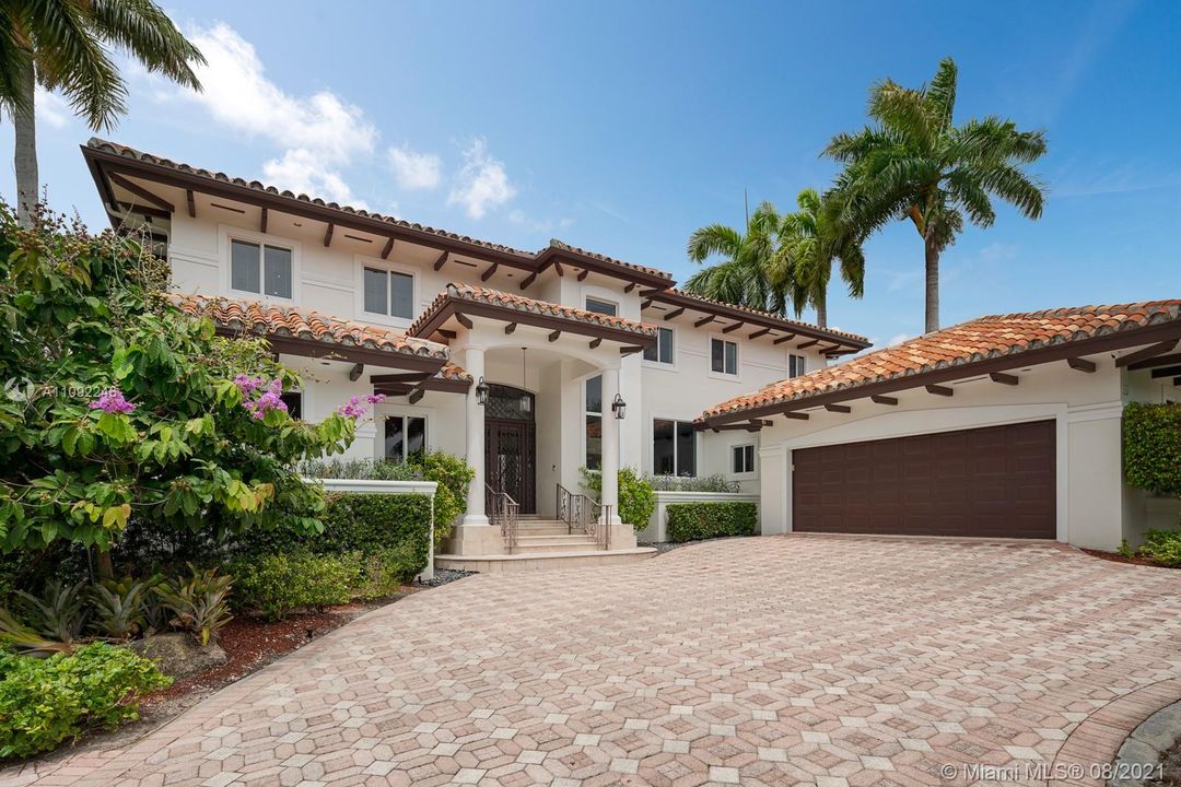 Recently Sold: $3,950,000 (6 beds, 5 baths, 4641 Square Feet)