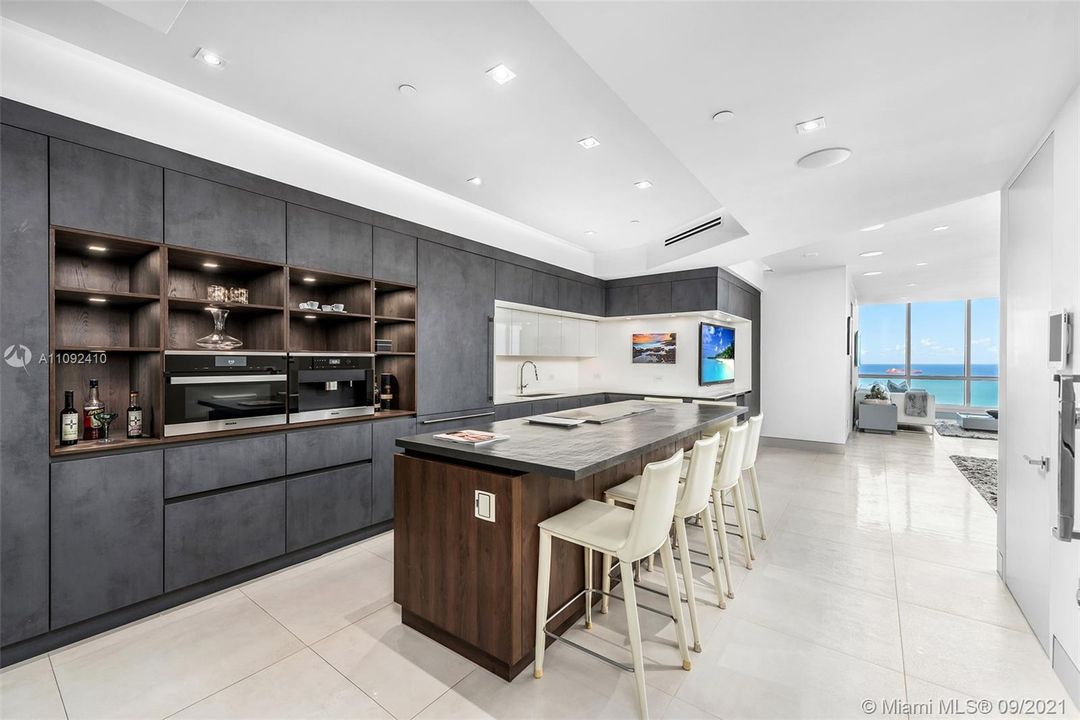 Recently Sold: $5,175,000 (2 beds, 2 baths, 1793 Square Feet)