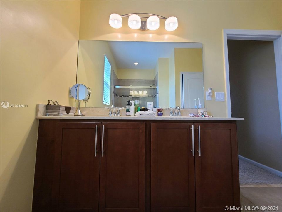 dual sinks in master mathroom