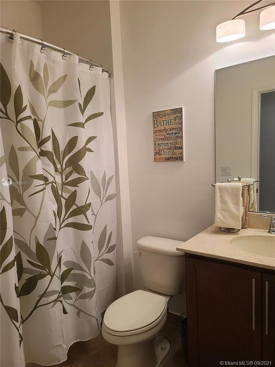 full secondary bathroom with shower/tub combo