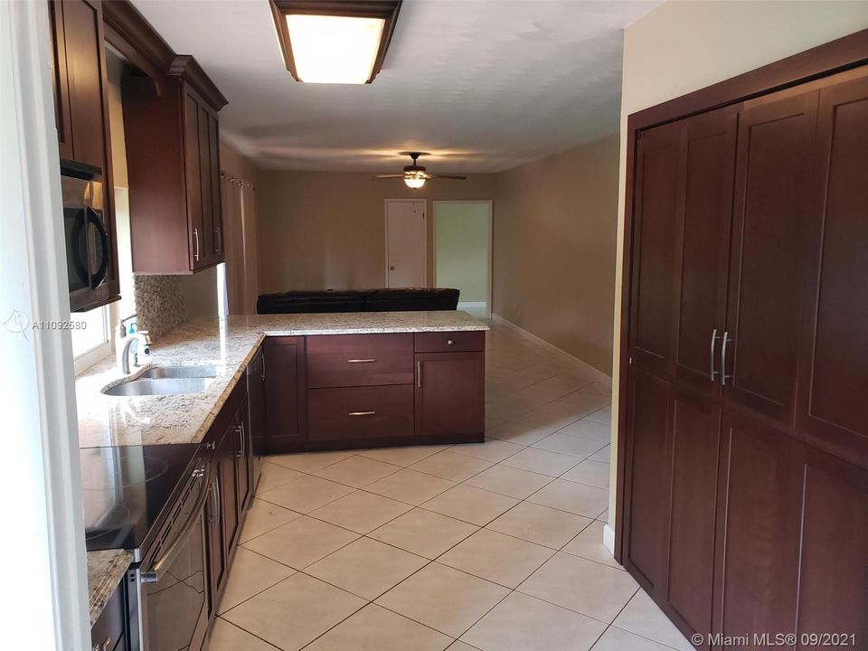 Vendido Recientemente: $709,000 (3 camas, 2 baños, 2259 Pies cuadrados)