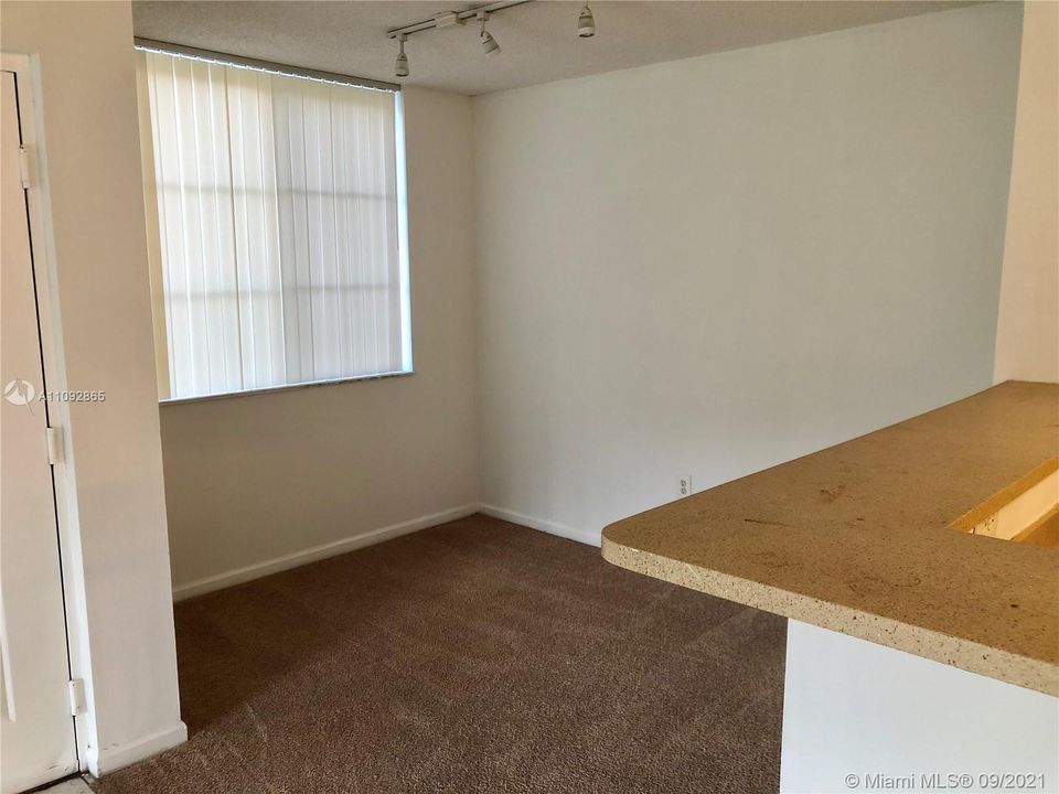 Recently Rented: $1,200 (1 beds, 1 baths, 702 Square Feet)