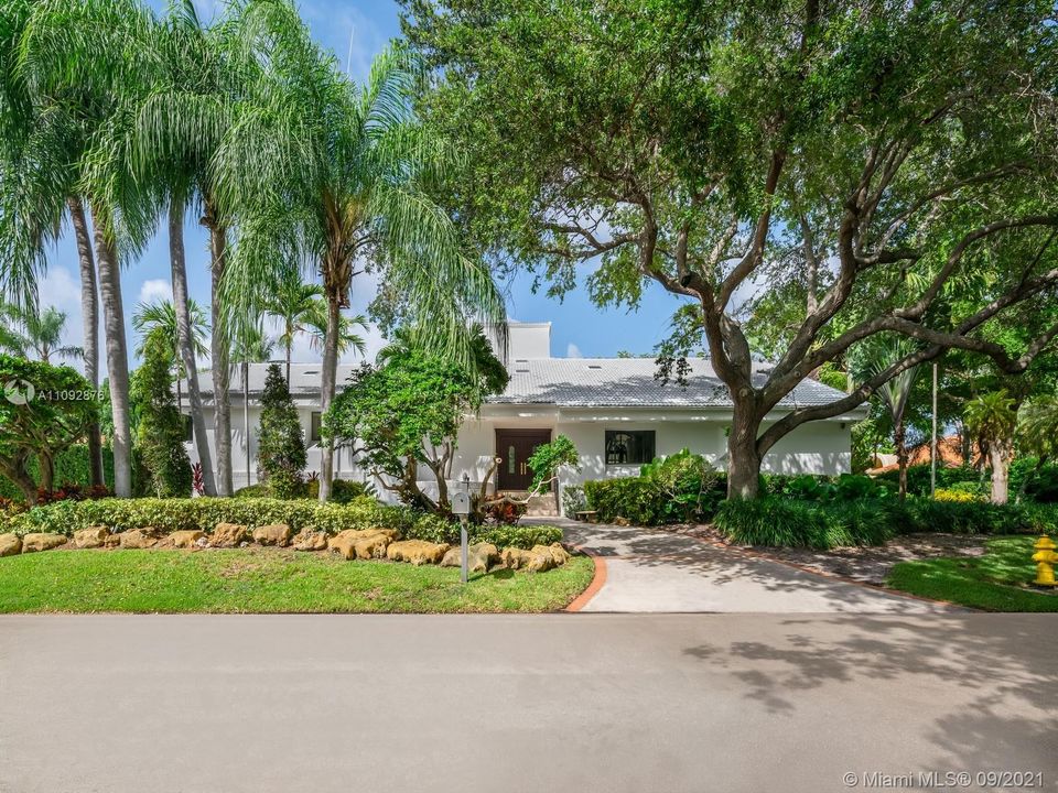 Recently Sold: $3,390,000 (6 beds, 4 baths, 4594 Square Feet)
