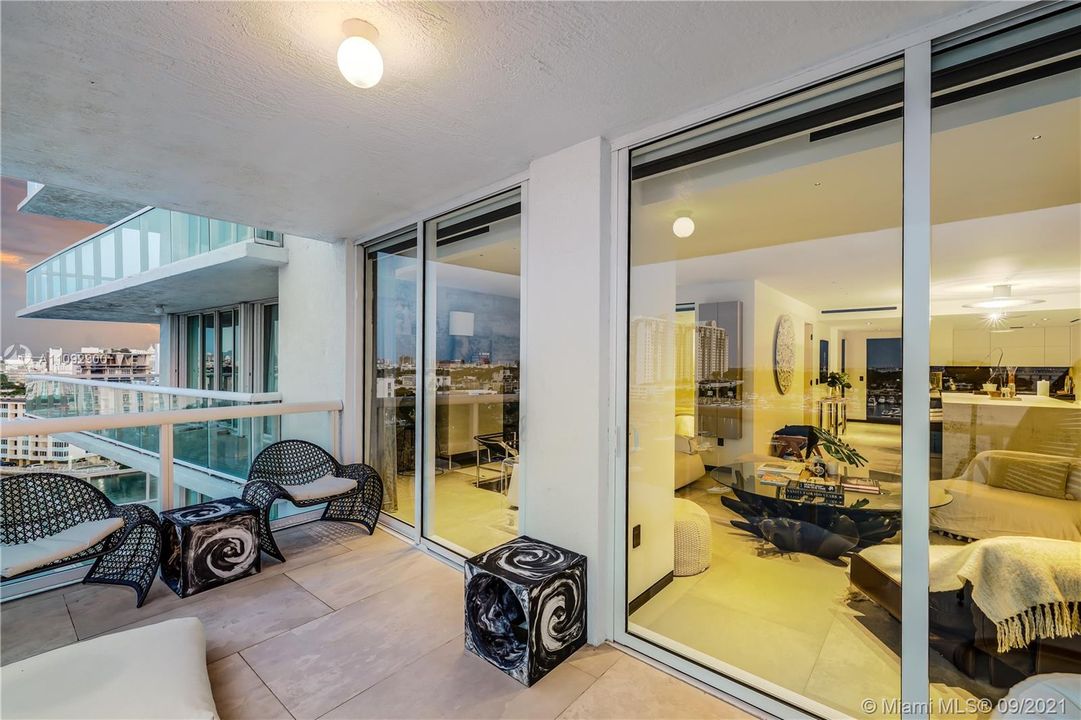 Recently Sold: $1,650,000 (2 beds, 2 baths, 1463 Square Feet)