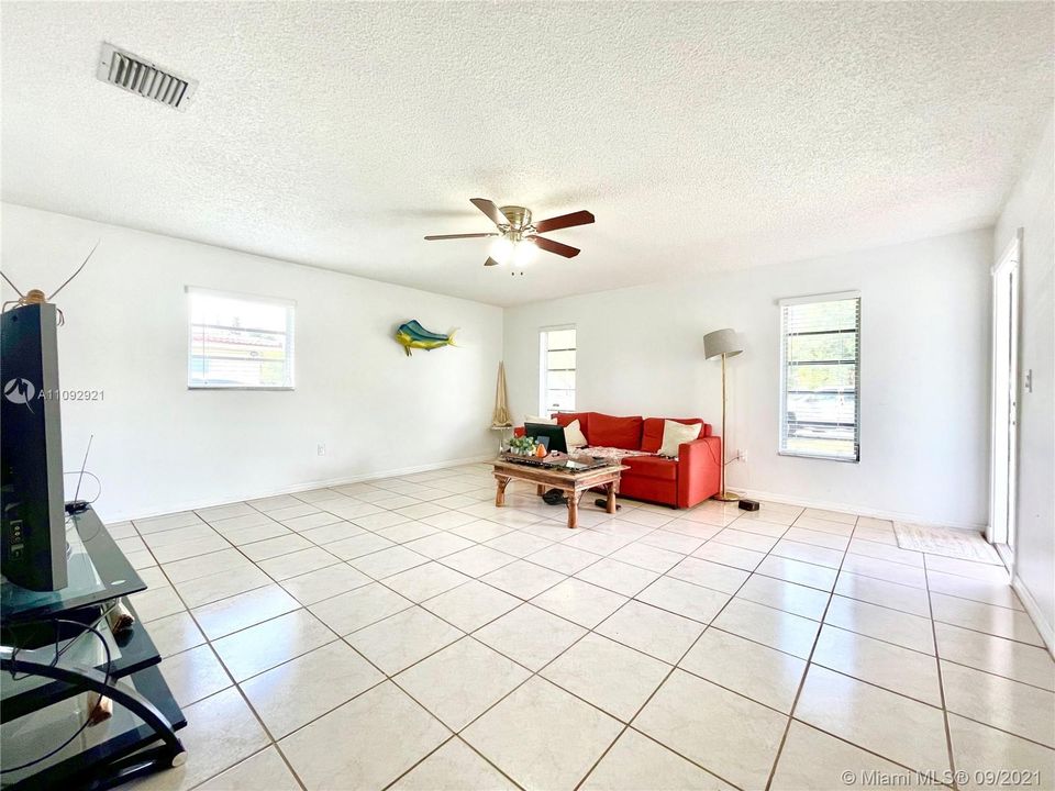 Recently Sold: $585,000 (0 beds, 0 baths, 2071 Square Feet)
