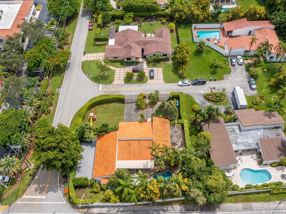Recently Sold: $1,275,000 (4 beds, 3 baths, 2712 Square Feet)