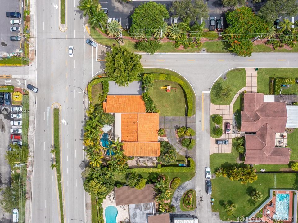 Recently Sold: $1,275,000 (4 beds, 3 baths, 2712 Square Feet)