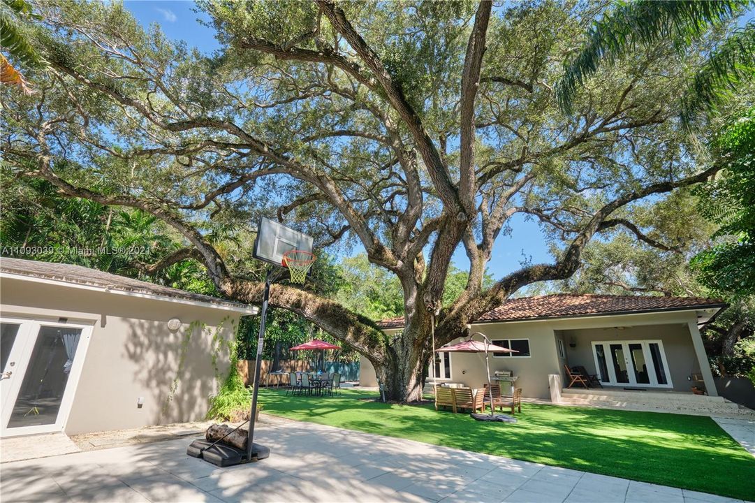 Recently Sold: $2,300,000 (5 beds, 4 baths, 2770 Square Feet)