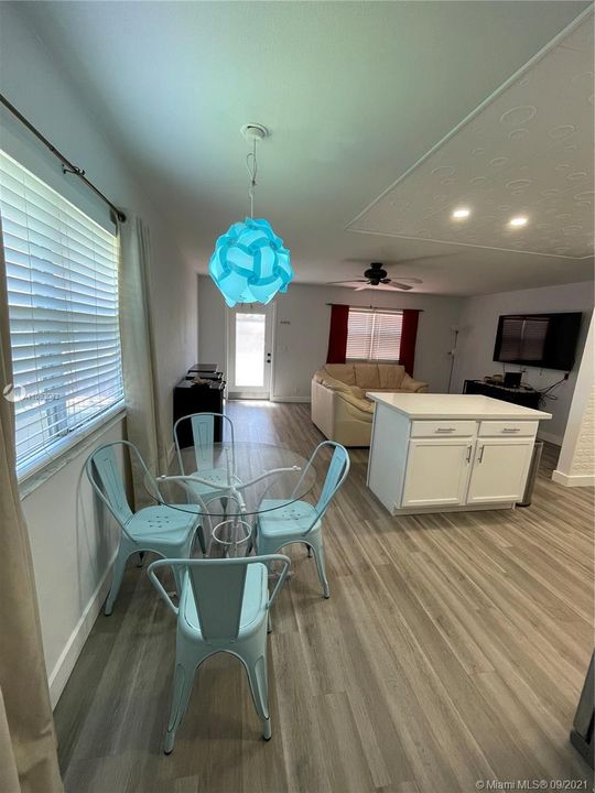 最近租的: $1,300 (1 贝兹, 1 浴室, 760 平方英尺)