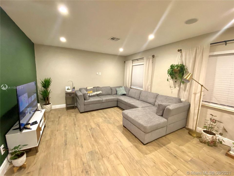 Recently Rented: $1,200 (1 beds, 1 baths, 1048 Square Feet)