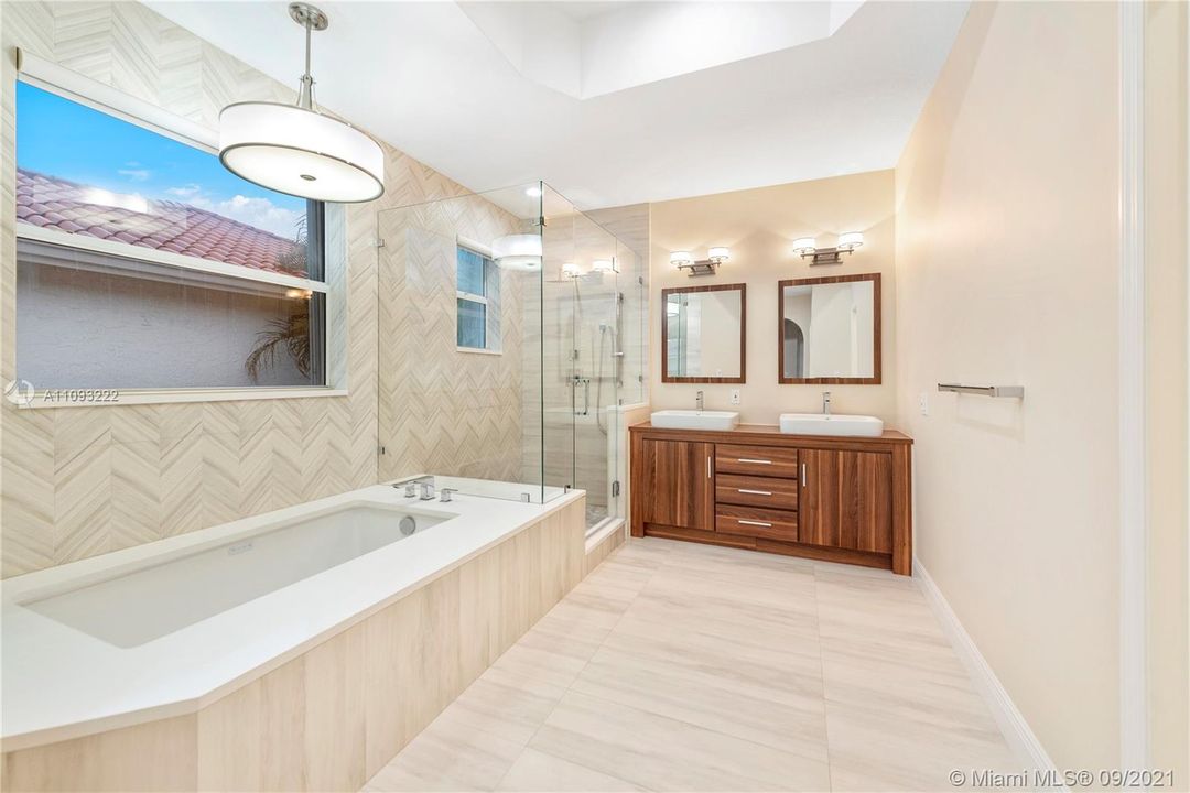 最近售出: $1,385,000 (4 贝兹, 4 浴室, 3661 平方英尺)