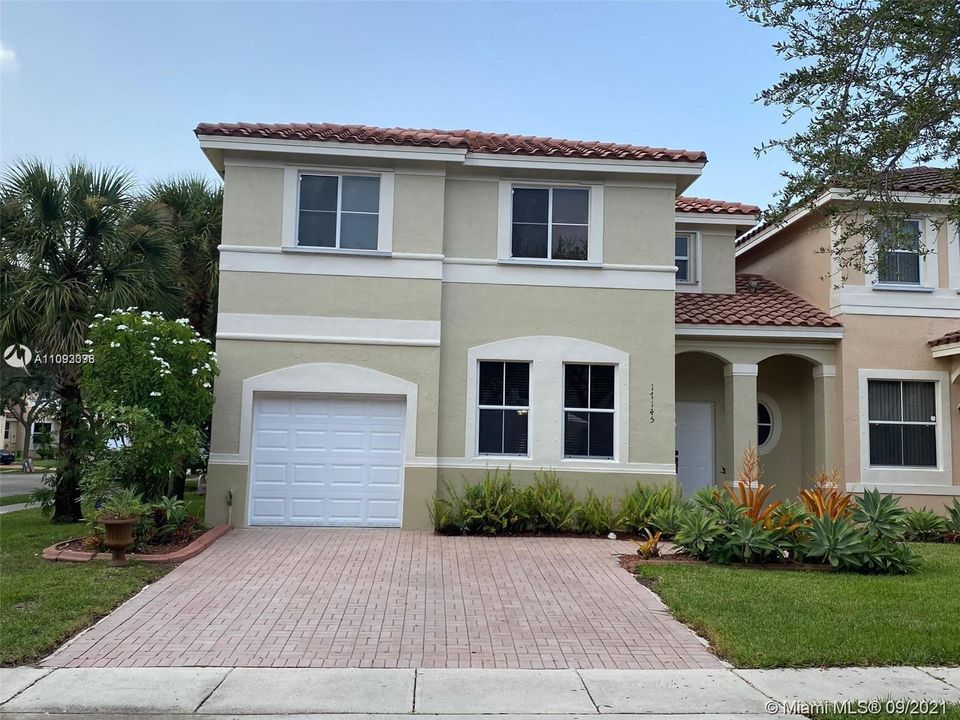 Recently Sold: $440,000 (3 beds, 2 baths, 1795 Square Feet)