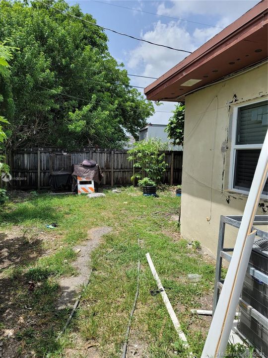 Recientemente alquilado: $1,400 (2 camas, 1 baños, 2250 Pies cuadrados)