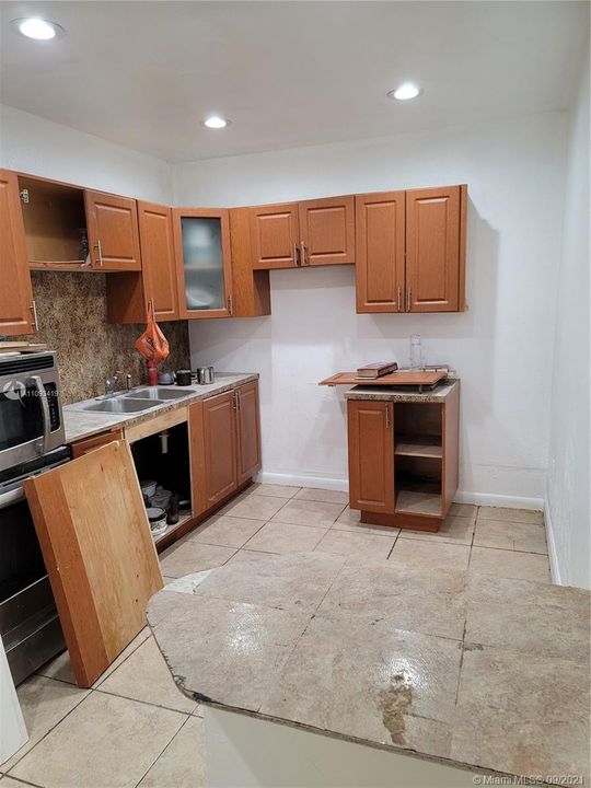 Recientemente alquilado: $1,400 (2 camas, 1 baños, 2250 Pies cuadrados)