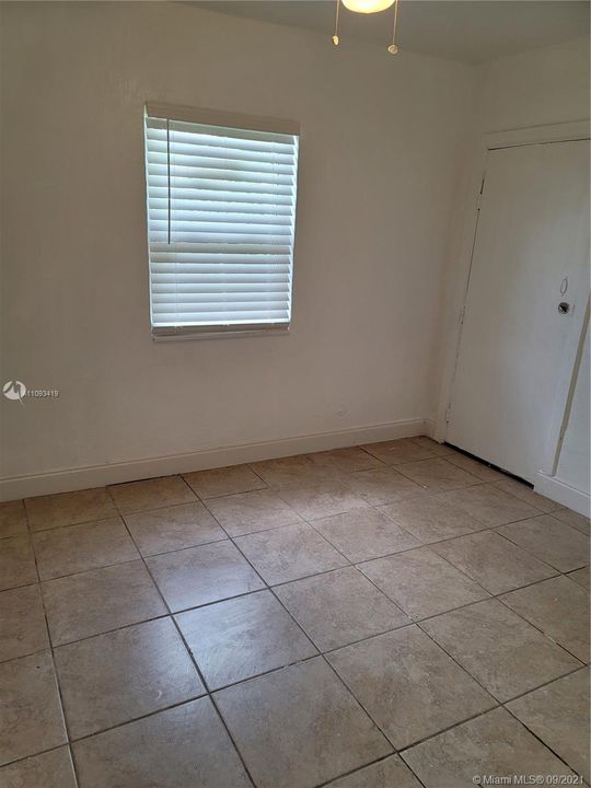 Recientemente alquilado: $1,400 (2 camas, 1 baños, 2250 Pies cuadrados)