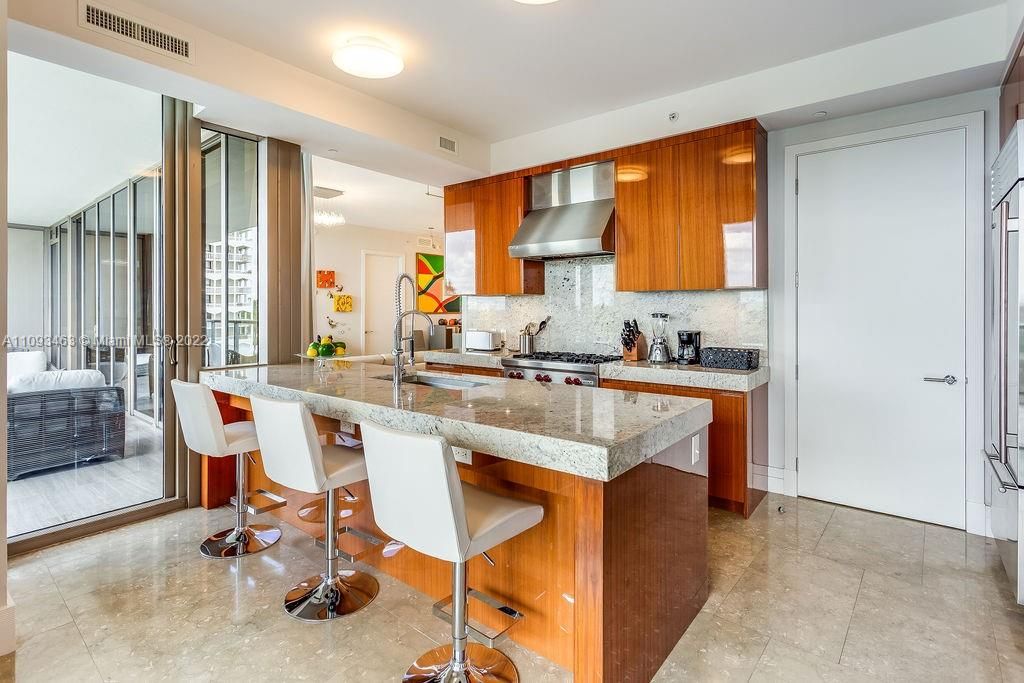 Recently Sold: $5,450,000 (3 beds, 3 baths, 2840 Square Feet)