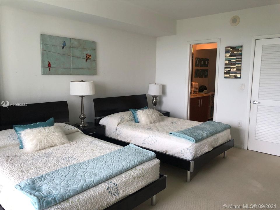 Recently Rented: $3,995 (1 beds, 1 baths, 896 Square Feet)