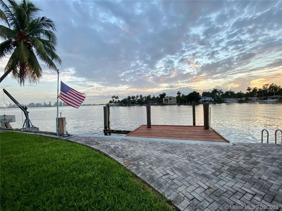 Recently Sold: $2,500,000 (3 beds, 2 baths, 1553 Square Feet)