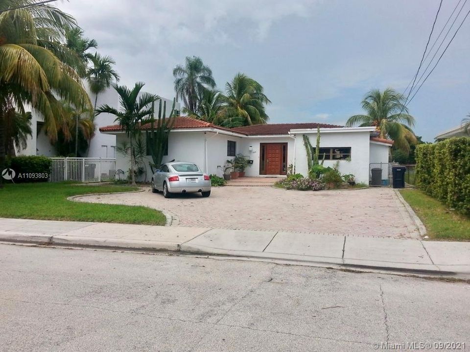 Recently Sold: $2,500,000 (3 beds, 2 baths, 1553 Square Feet)