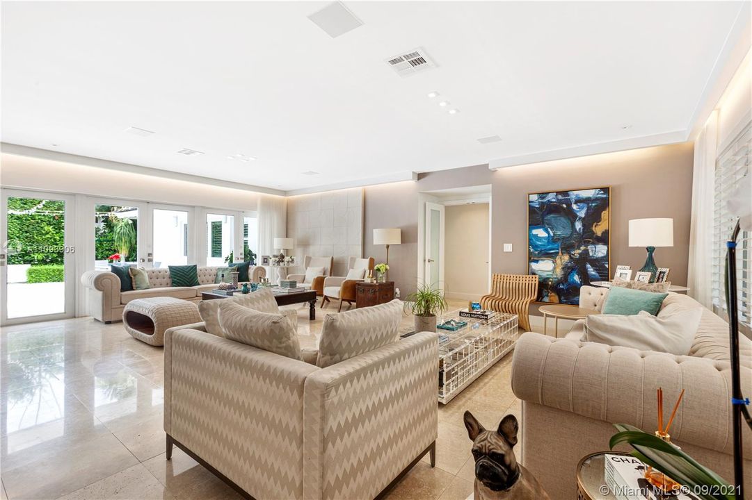 Recently Sold: $2,900,000 (5 beds, 6 baths, 3910 Square Feet)