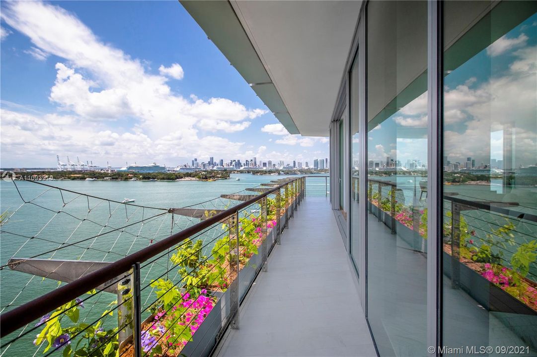 Recently Sold: $6,458,000 (3 beds, 3 baths, 2658 Square Feet)
