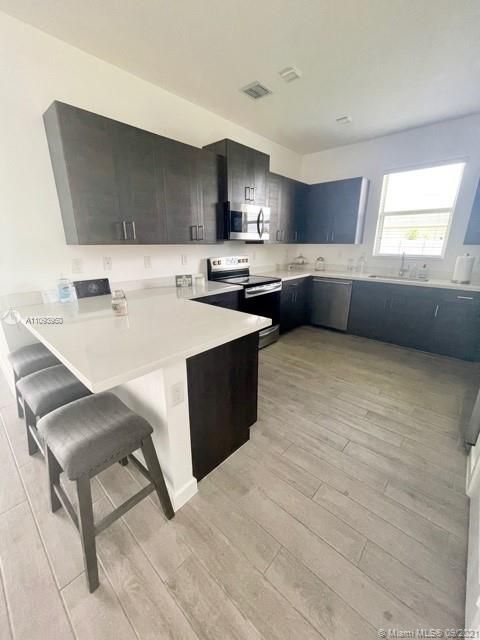 最近租的: $3,500 (3 贝兹, 2 浴室, 1979 平方英尺)