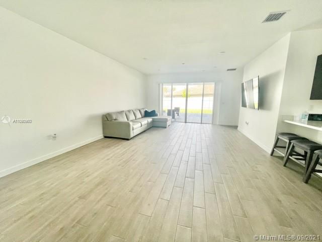 最近租的: $3,500 (3 贝兹, 2 浴室, 1979 平方英尺)